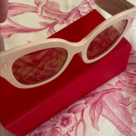 Fendi Blush Pink Logo Lens Sunglasses display picture 3